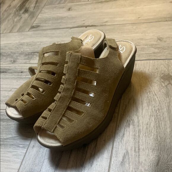 Skechers Brown Wedges with Cut-Out Design - Picture 1 of 6